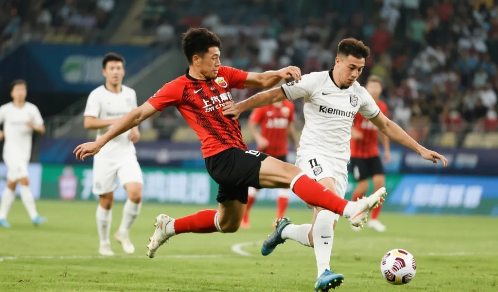 紧张的世界杯小组赛现场，球员拼抢瞬间